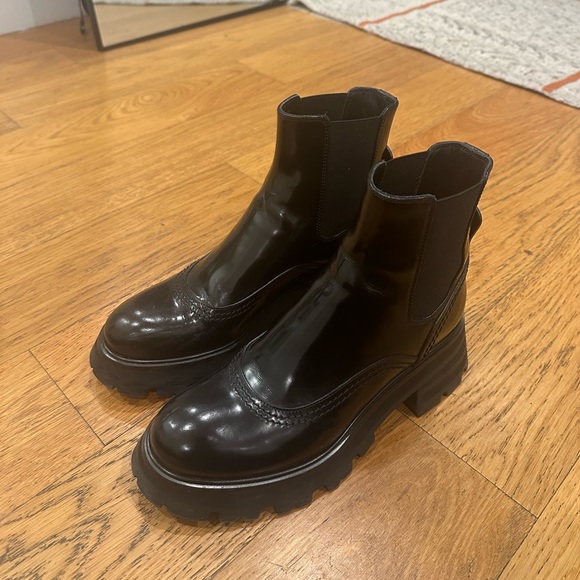 Alexander McQueen Women’s Wander Chelsea Boots - Picture 4 of 7